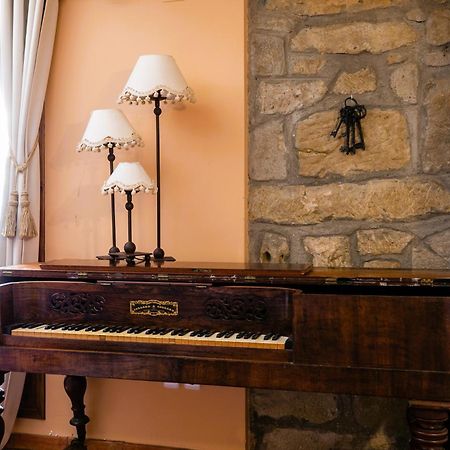 Apartamentos Vino Tinto Y Restaurante Tomate Rosa Adahuesca Dış mekan fotoğraf