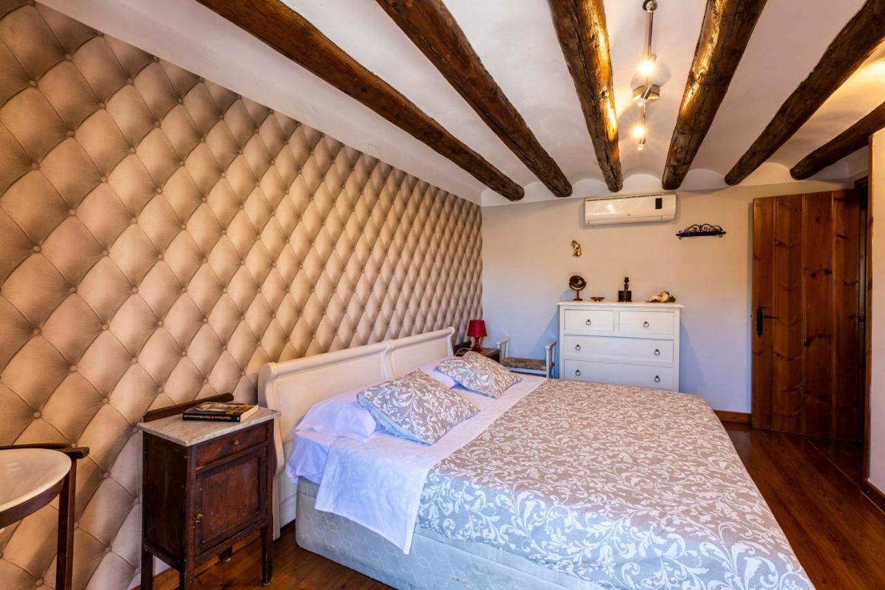Apartamentos Vino Tinto Y Restaurante Tomate Rosa Adahuesca Dış mekan fotoğraf