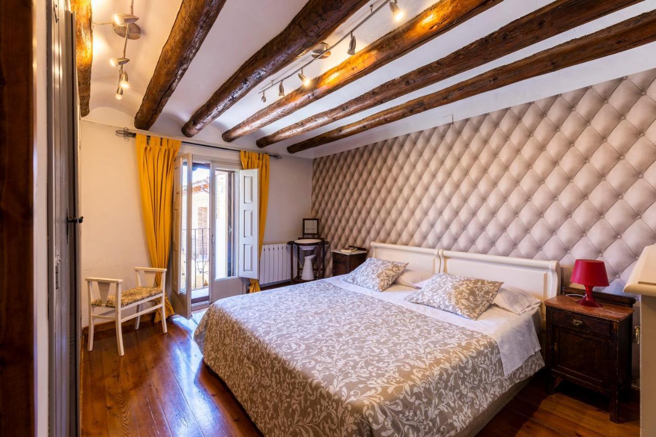 Apartamentos Vino Tinto Y Restaurante Tomate Rosa Adahuesca Dış mekan fotoğraf