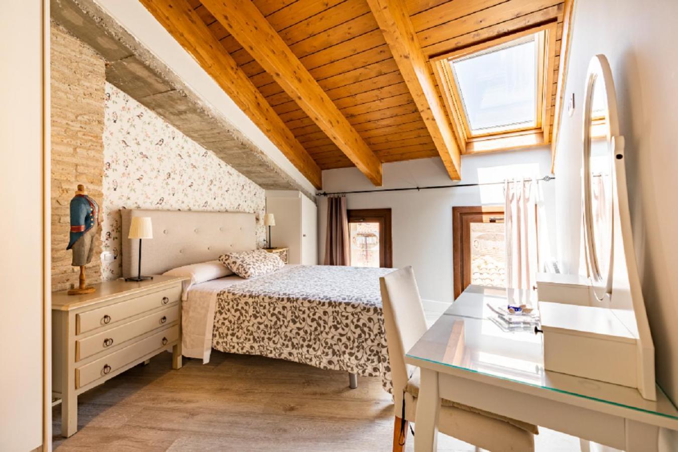 Apartamentos Vino Tinto Y Restaurante Tomate Rosa Adahuesca Dış mekan fotoğraf