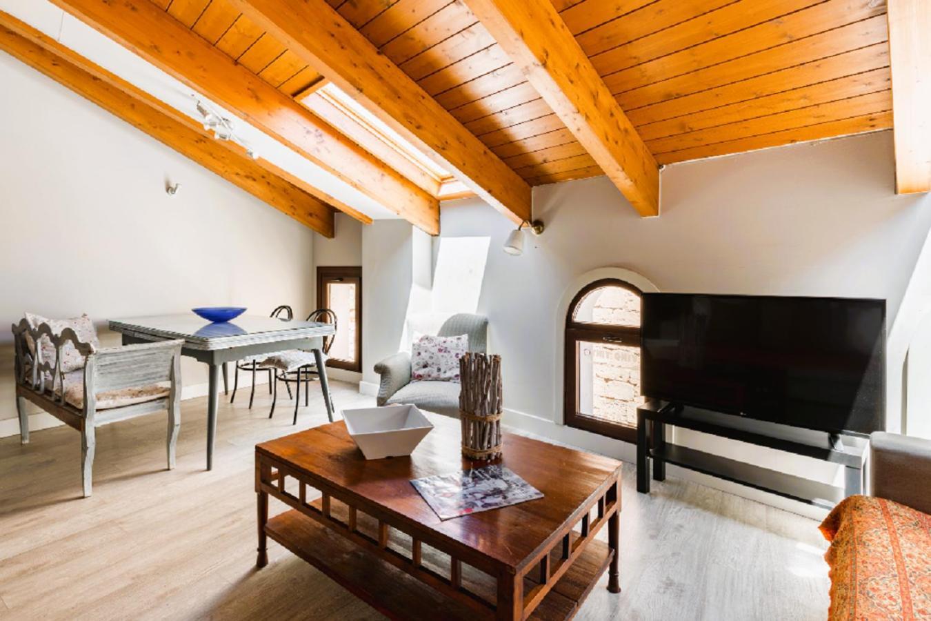 Apartamentos Vino Tinto Y Restaurante Tomate Rosa Adahuesca Dış mekan fotoğraf