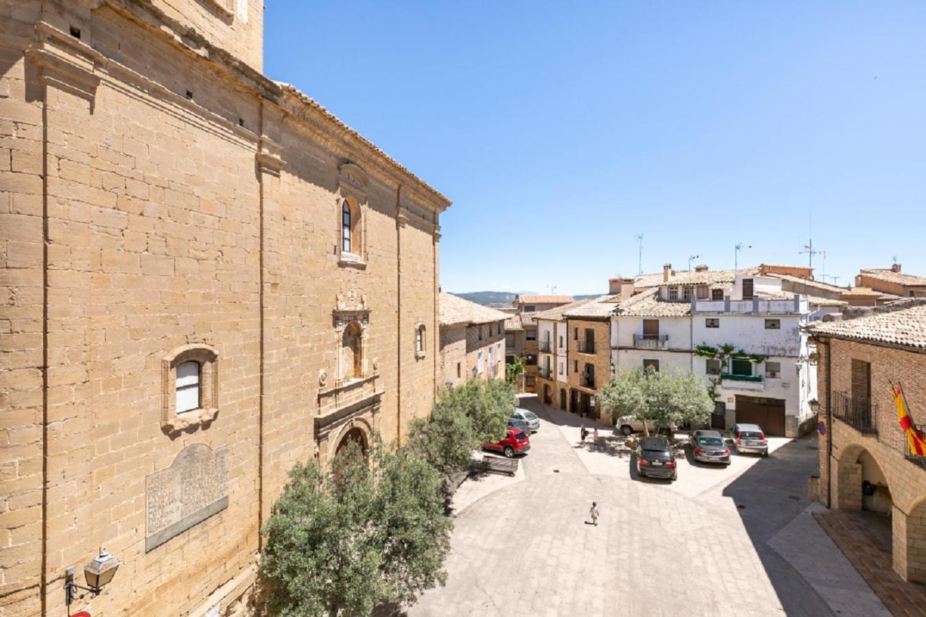 Apartamentos Vino Tinto Y Restaurante Tomate Rosa Adahuesca Dış mekan fotoğraf