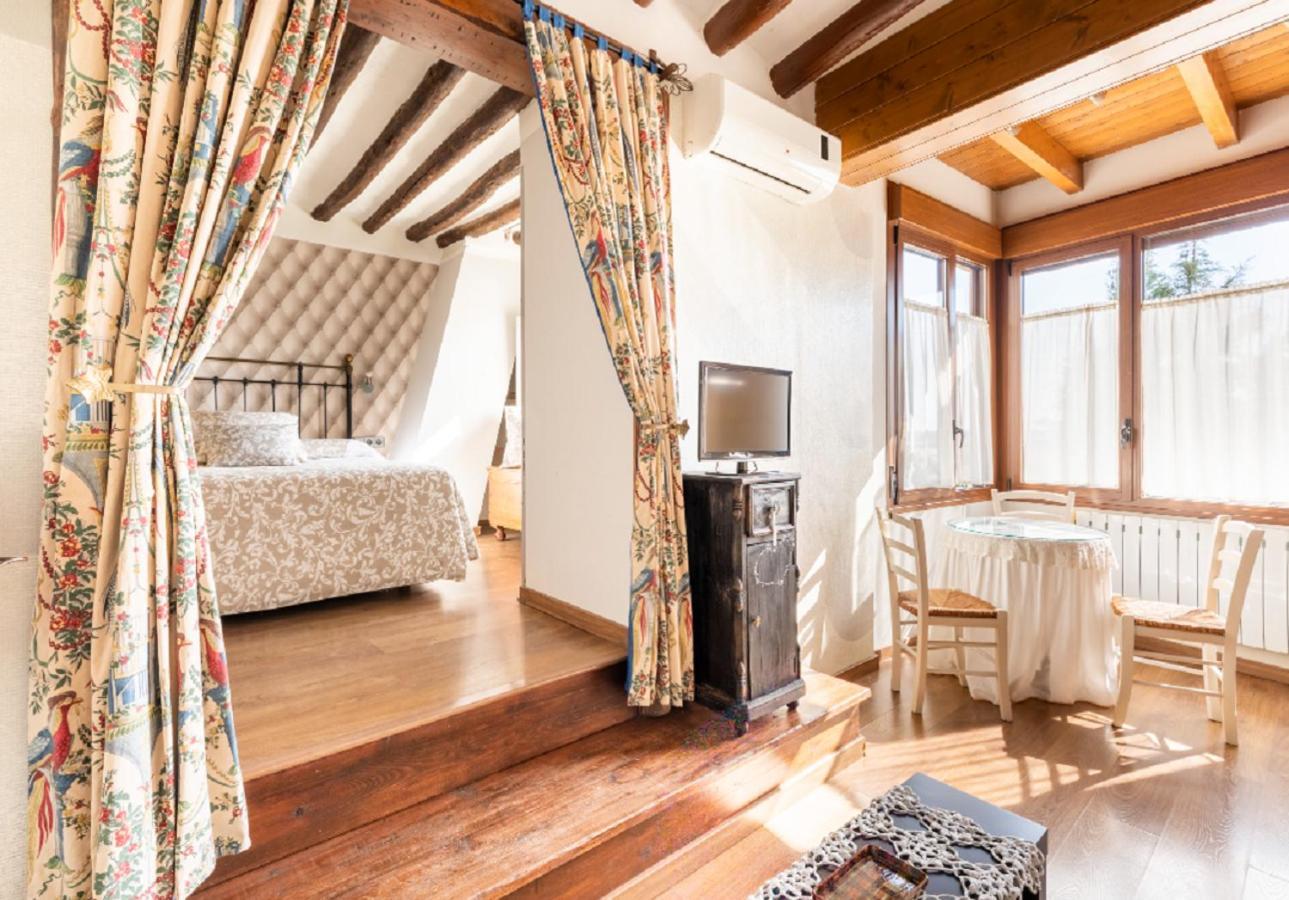 Apartamentos Vino Tinto Y Restaurante Tomate Rosa Adahuesca Dış mekan fotoğraf