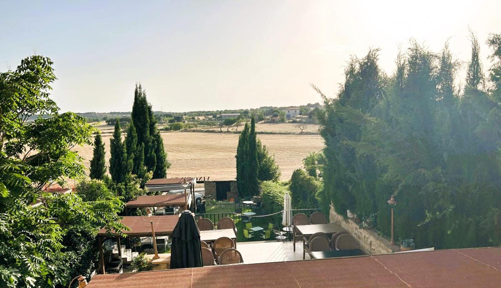 Apartamentos Vino Tinto Y Restaurante Tomate Rosa Adahuesca Dış mekan fotoğraf
